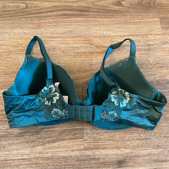 Victoria's Secret Green Lace‎ Underwire Bra with Adjustable Straps - Picture 3 of 6